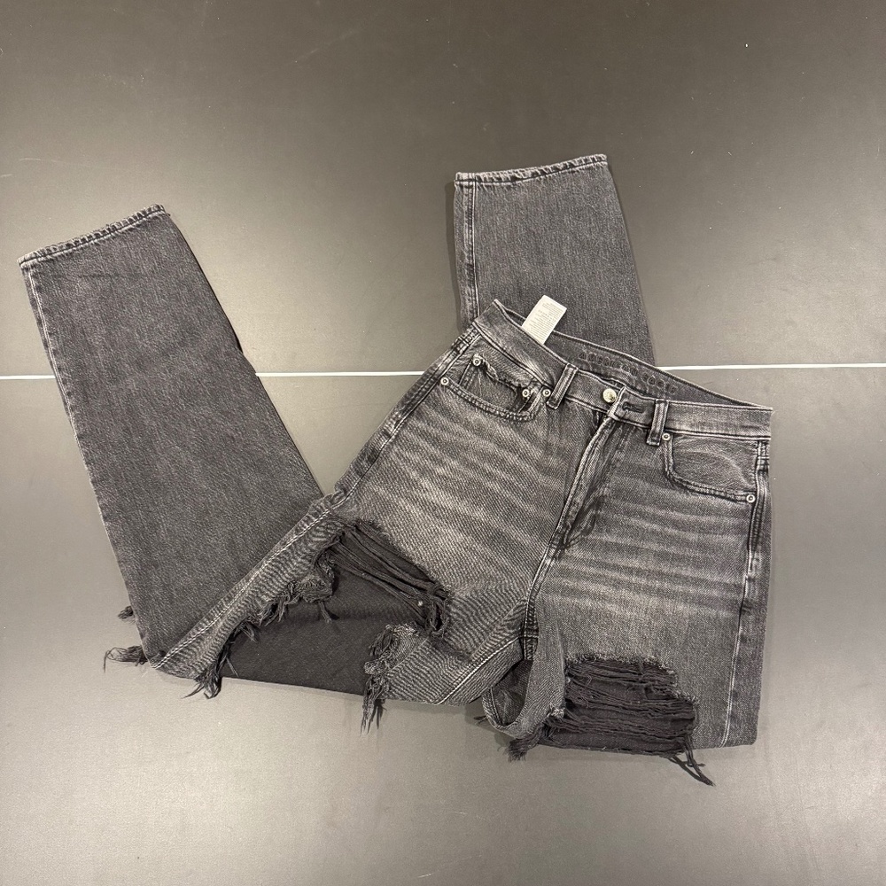 American Eagle Women’s Black Washed Ripped Jeans~Size 2 Regular